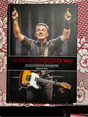 The Bruce Springsteen Vault - Illustrated Biography (Black Cover with Guitar)
